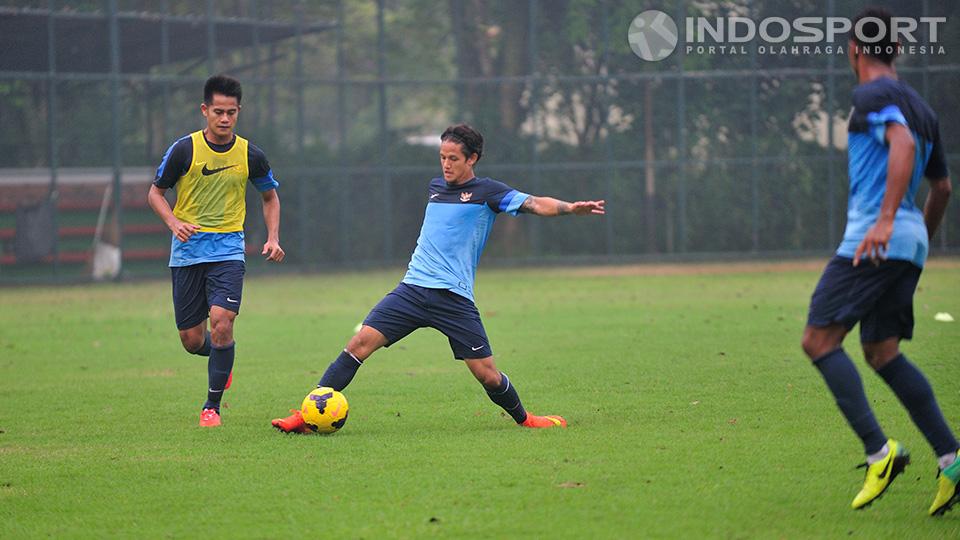 Muhammad Roby dan Irfan Bachdim berebut bola dalam latihan perdana Timnas di lapangan Sekolah Pelita Harapan, Karawaci, Tangerang, Senin (07/07/14).